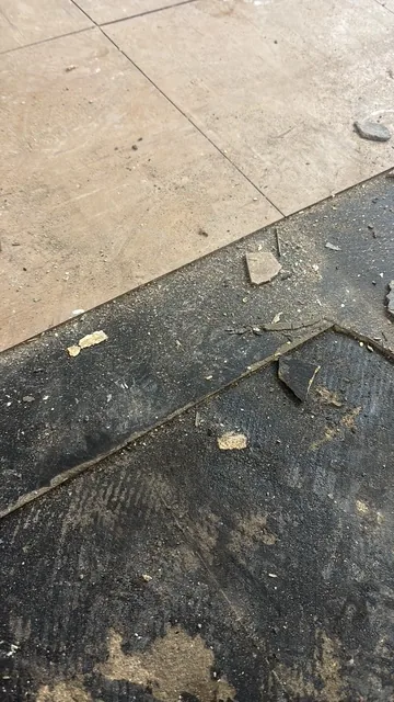 Black bitumen mastic floor removal in a N16 flat